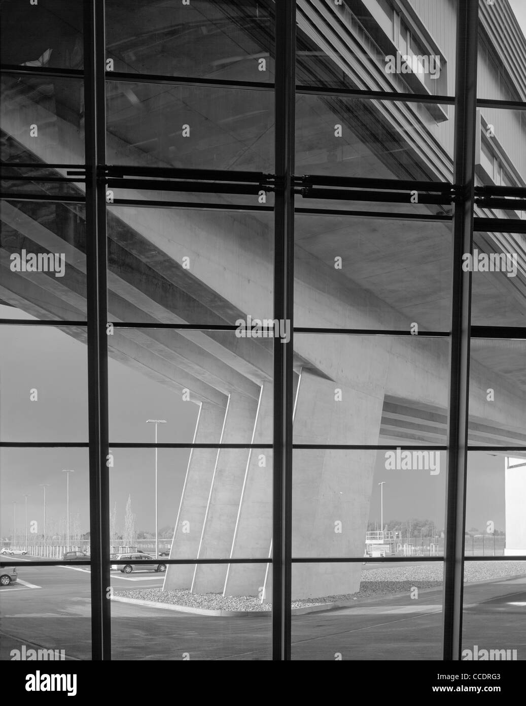 BMW WERK LEIPZIG ZENTRALGEBÄUDE BLICK DURCH VERGLASUNG PILOTIS UND