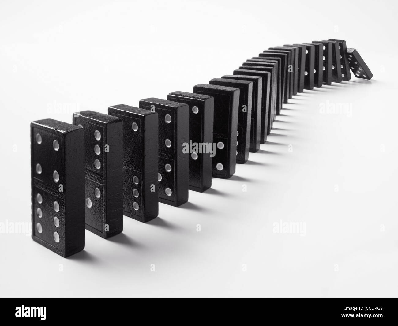 Eine Reihe von Domino mit einem fallen Stockfoto