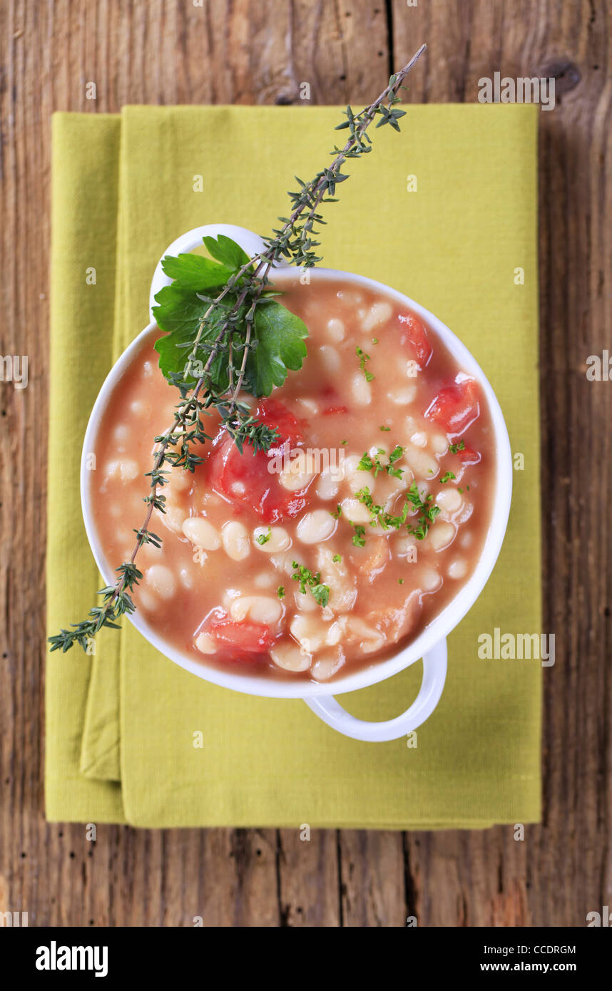 Schüssel mit weißer Bohneneintopf - overhead Stockfoto