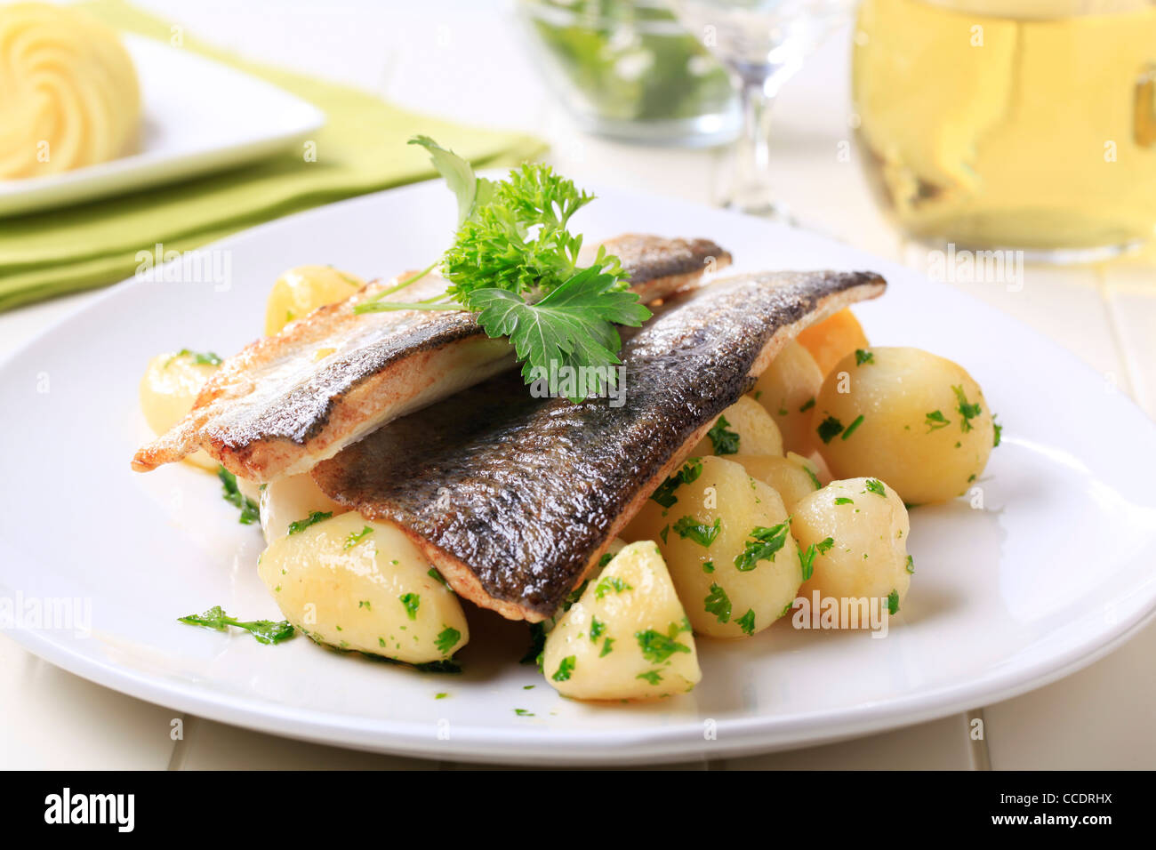 Pfanne gebraten Forellenfilets mit Kartoffeln - Stillleben Stockfoto