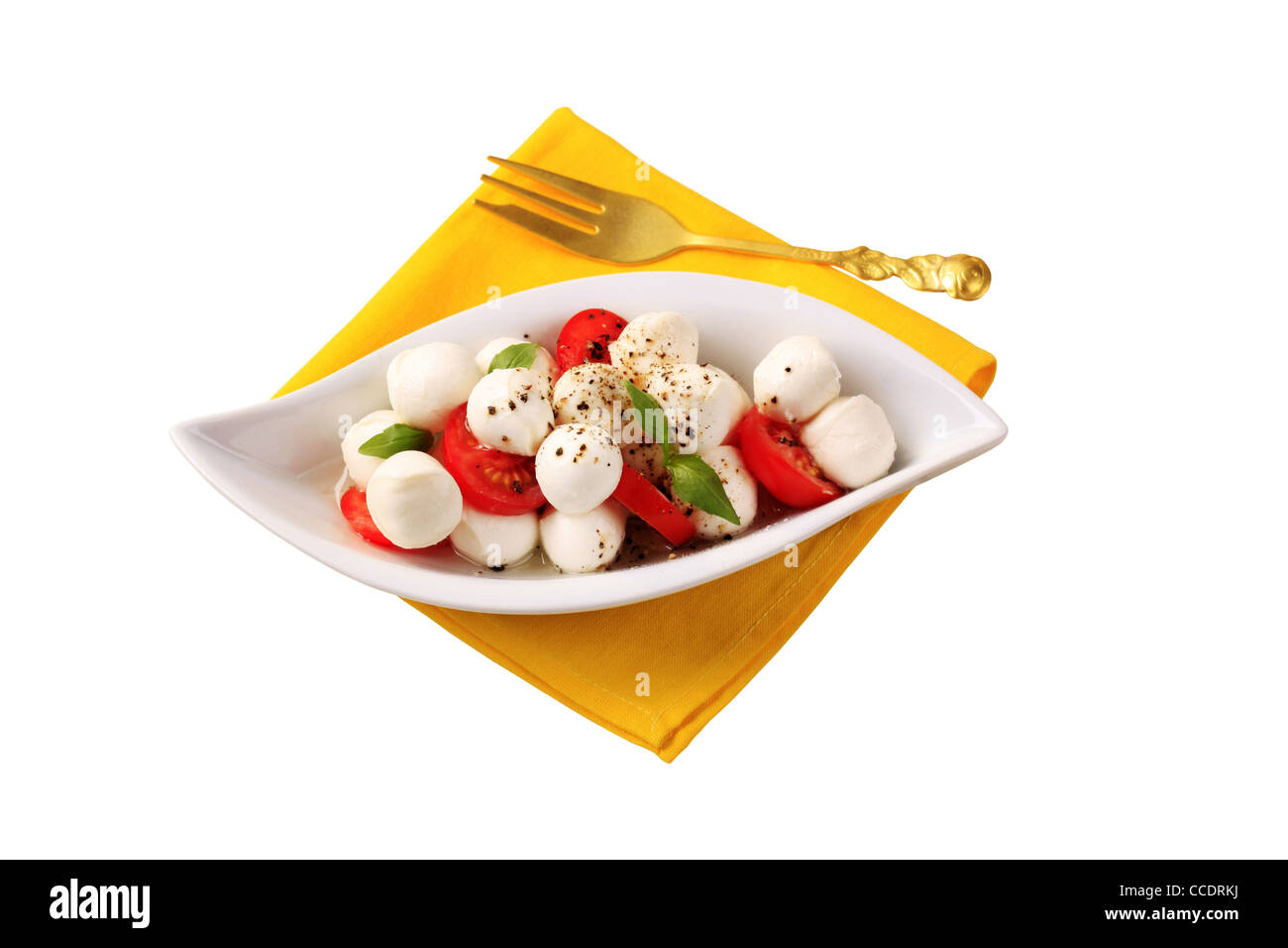 Schüssel mit Mozzarella-Käse, Tomaten und Basilikum Stockfoto