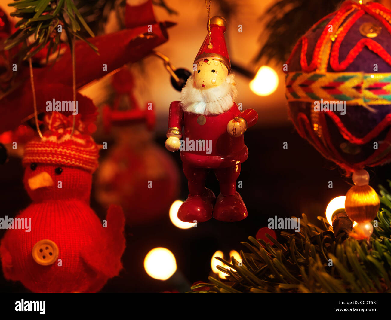 Weihnachtsschmuck Ball an einen Weihnachtsbaum hängen eine wollene Ente, hölzernen Weihnachtsmann und A Ball Stockfoto