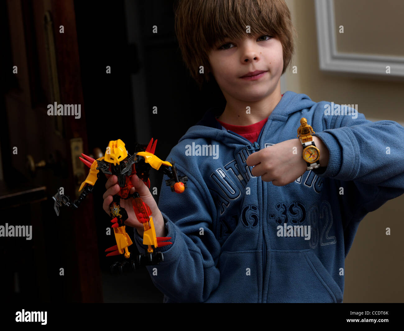 Junge mit einem Lego-Monster und ein Star Wars Lego Uhren mit C3PO auf seinem Handgelenk-England Stockfoto
