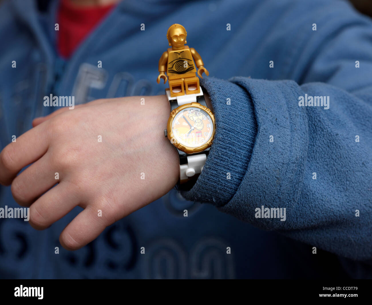Star Wars Lego Uhren mit C3PO auf einem jungen Handgelenk Stockfoto