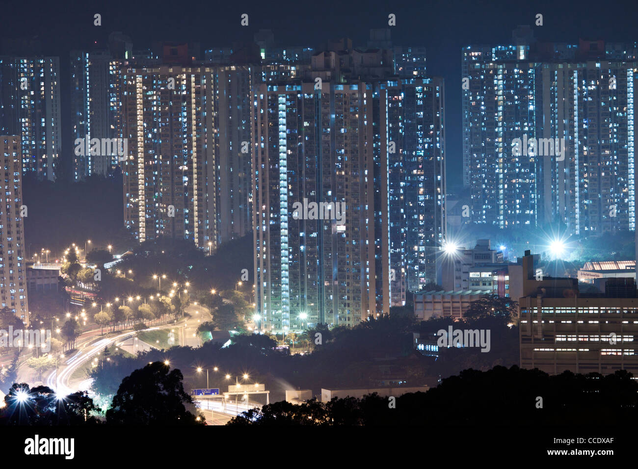 Hong Kong Wohnblocks in der Nacht Stockfoto