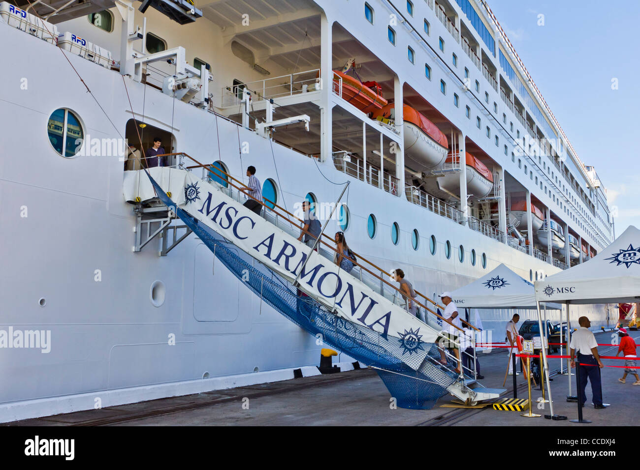 Detail des Kreuzfahrtschiffes MSC Armonia angedockt zeigt Liegeplatz Linien oder Taue Stockfoto