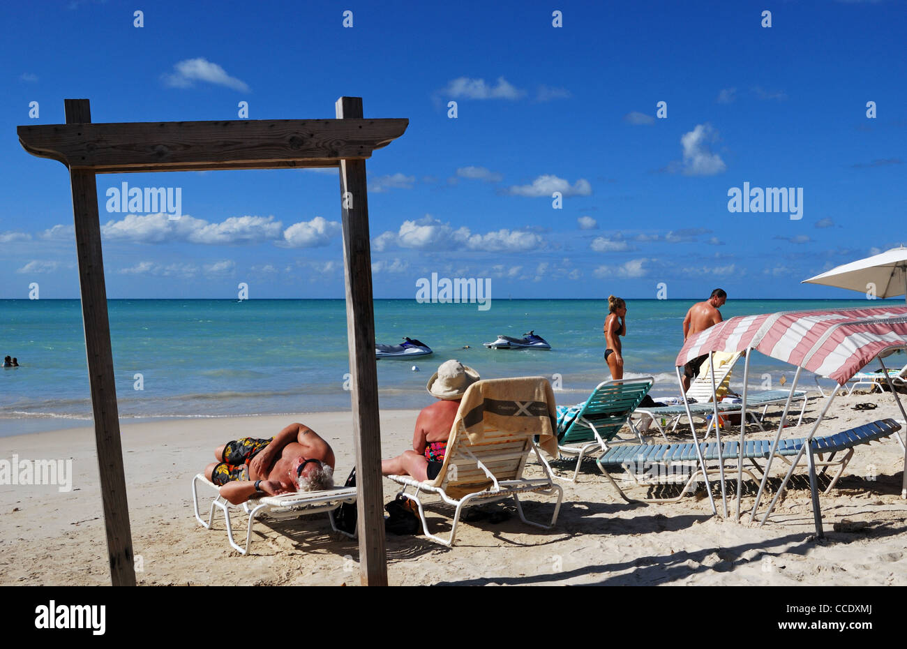 Urlauber am Strand Sonnenbaden, St. Johns, Antigua, Leeward-Inseln, Karibik, West Indies. Stockfoto