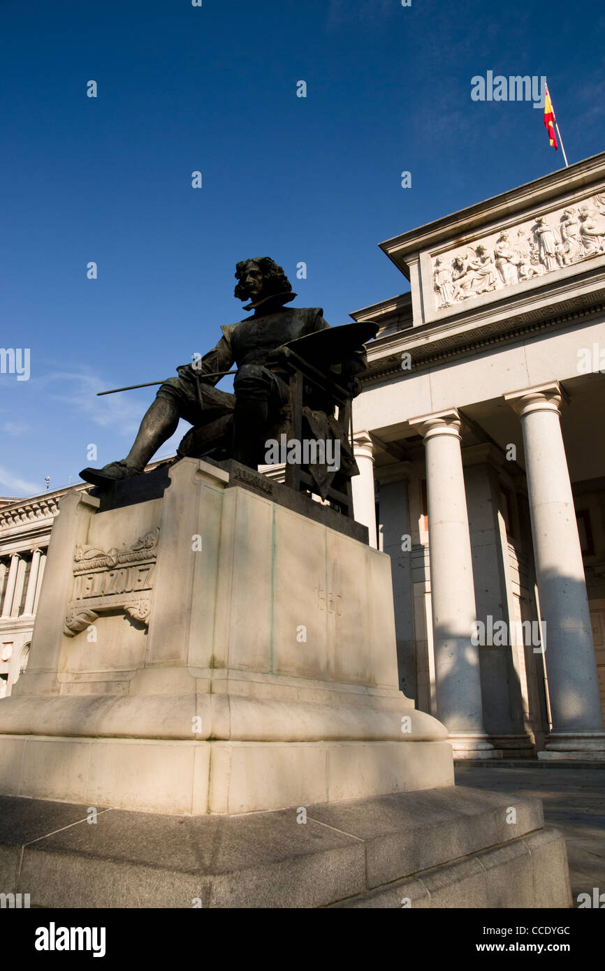 Statue von Diego Velazquez vor dem Museo del Prado, Madrid, Spanien