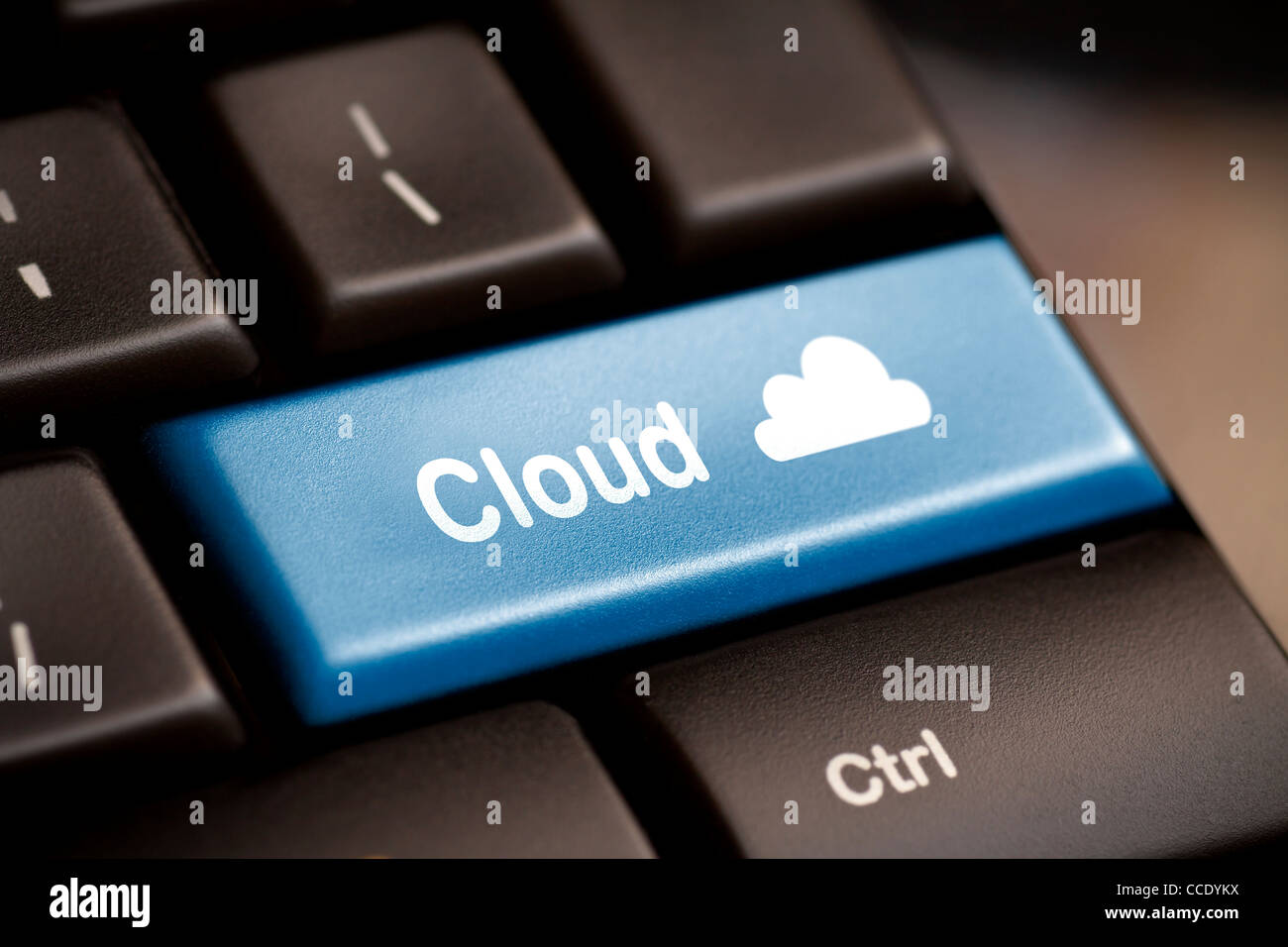Cloud-computing-Konzept zeigt Wolkensymbol auf Computertaste. Stockfoto