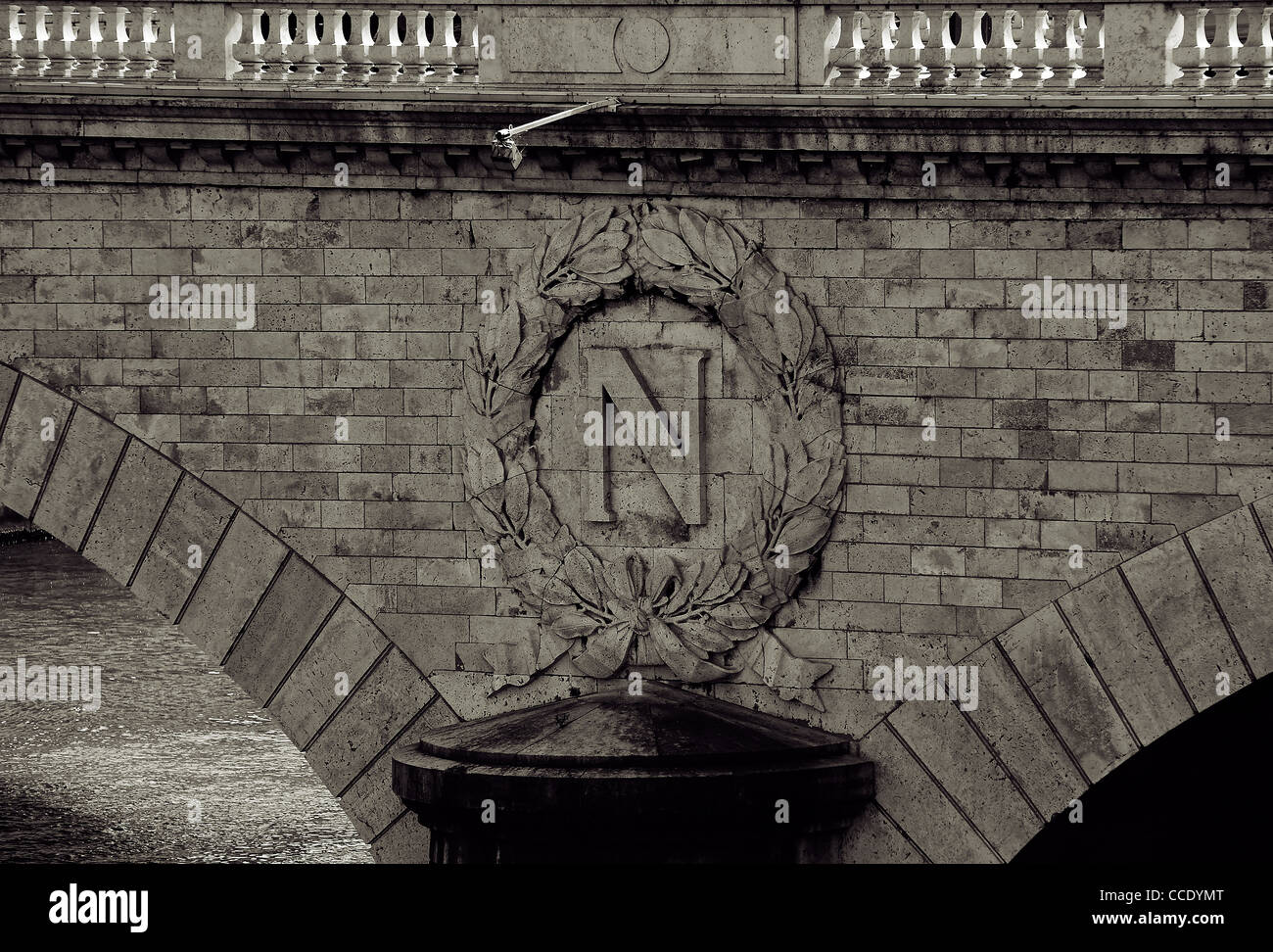 Napoleon-Symbol auf einer Brücke in Paris Stockfoto