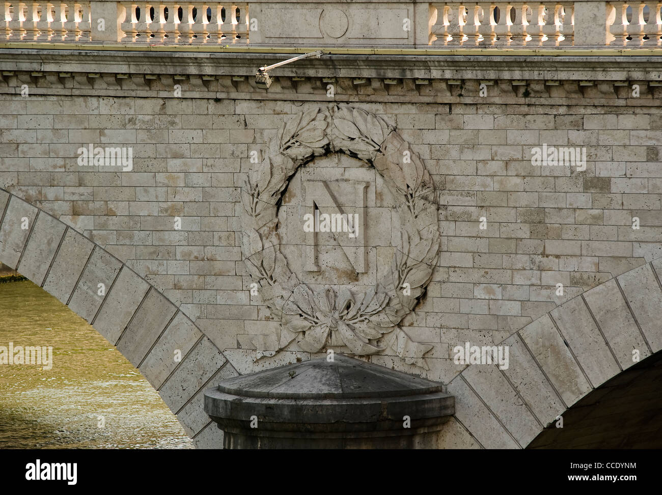 Napoleon-Symbol auf einer Brücke in Paris Stockfoto