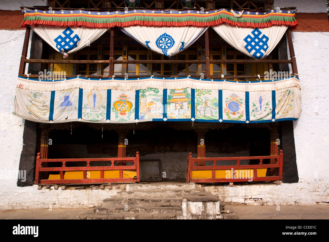 Indien, Arunachal Pradesh, Tawang, Hügel buddhistischer Gompa, Gebetsraum, verziert mit bunten Textilien Stockfoto