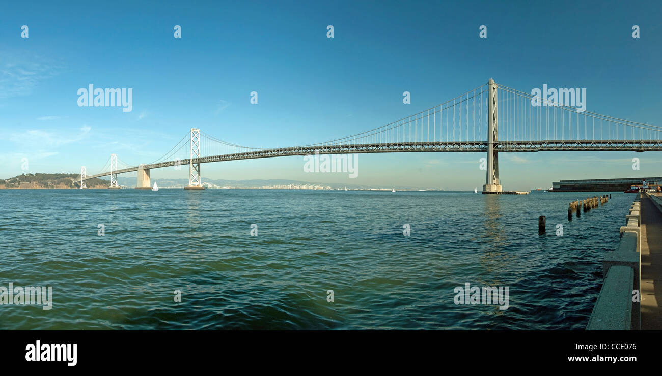 Suspension Oakland Bay Bridge in San Francisco Yerba Buena Island mit der Innenstadt Stockfoto