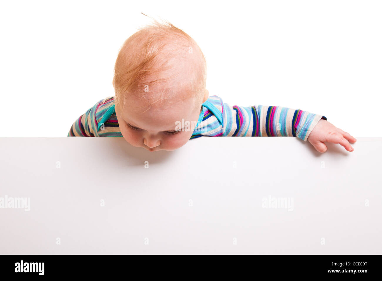 Säugling Baby hinter Whiteboard mit viel Exemplar für Werbung Stockfoto