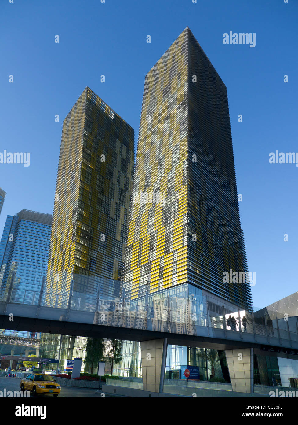 Die atemberaubende Türme des Veer im City Center Las Vegas sind herabließ, aussehen, als ob sie über gelehnt sind. Stockfoto