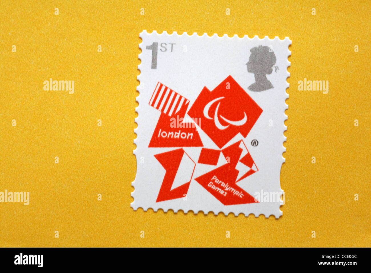 1. Klasse-Briefmarke für die Paralympischen Spiele London 2012 auf gelben Umschlag Stockfoto