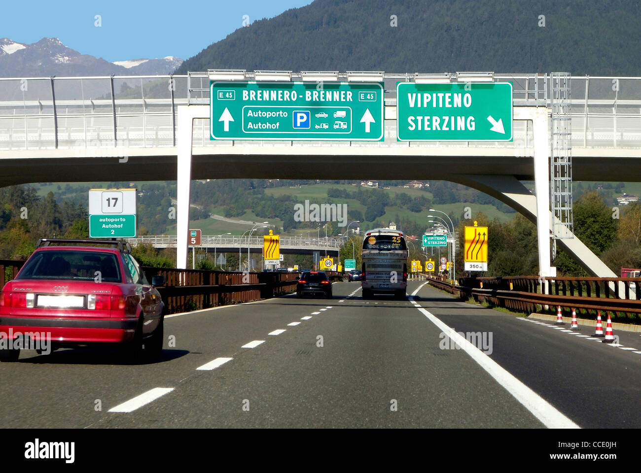 Autoverkehr in der italienischen Tollhouse am Brenner bei Sterzing. Stockfoto