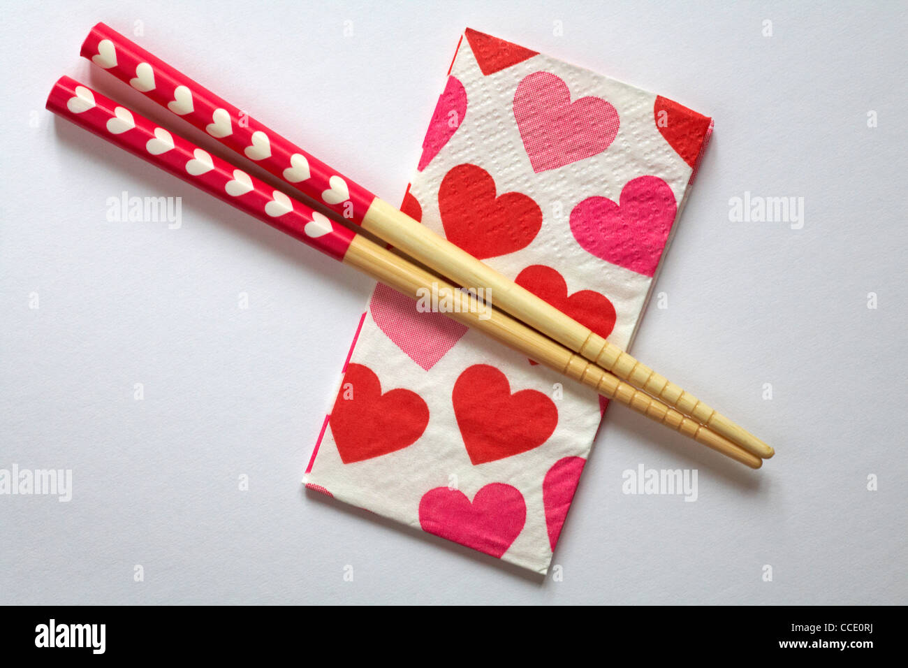 Herz Stäbchen auf Serviette mit Herz auf weißem Hintergrund platziert - Begriff der Romantik romantisch Essen für Valentinstag, Valentinstag Stockfoto