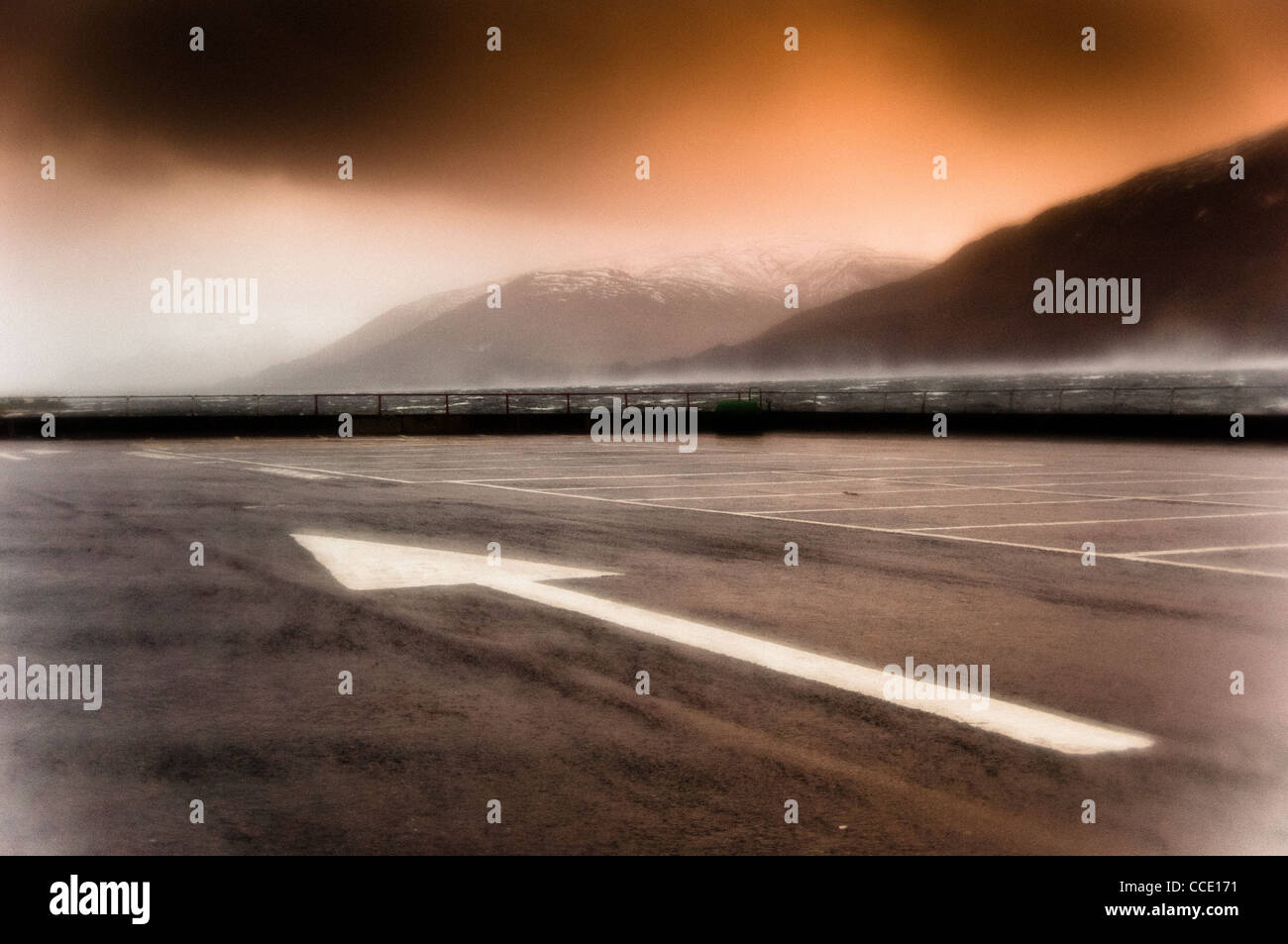 Stürmisches Wetter Pfund Schottischen loch Linnie im winter storm und stürzt gegen Parkplatz Wand, Fort William Highlands Schottland Großbritannien Stockfoto