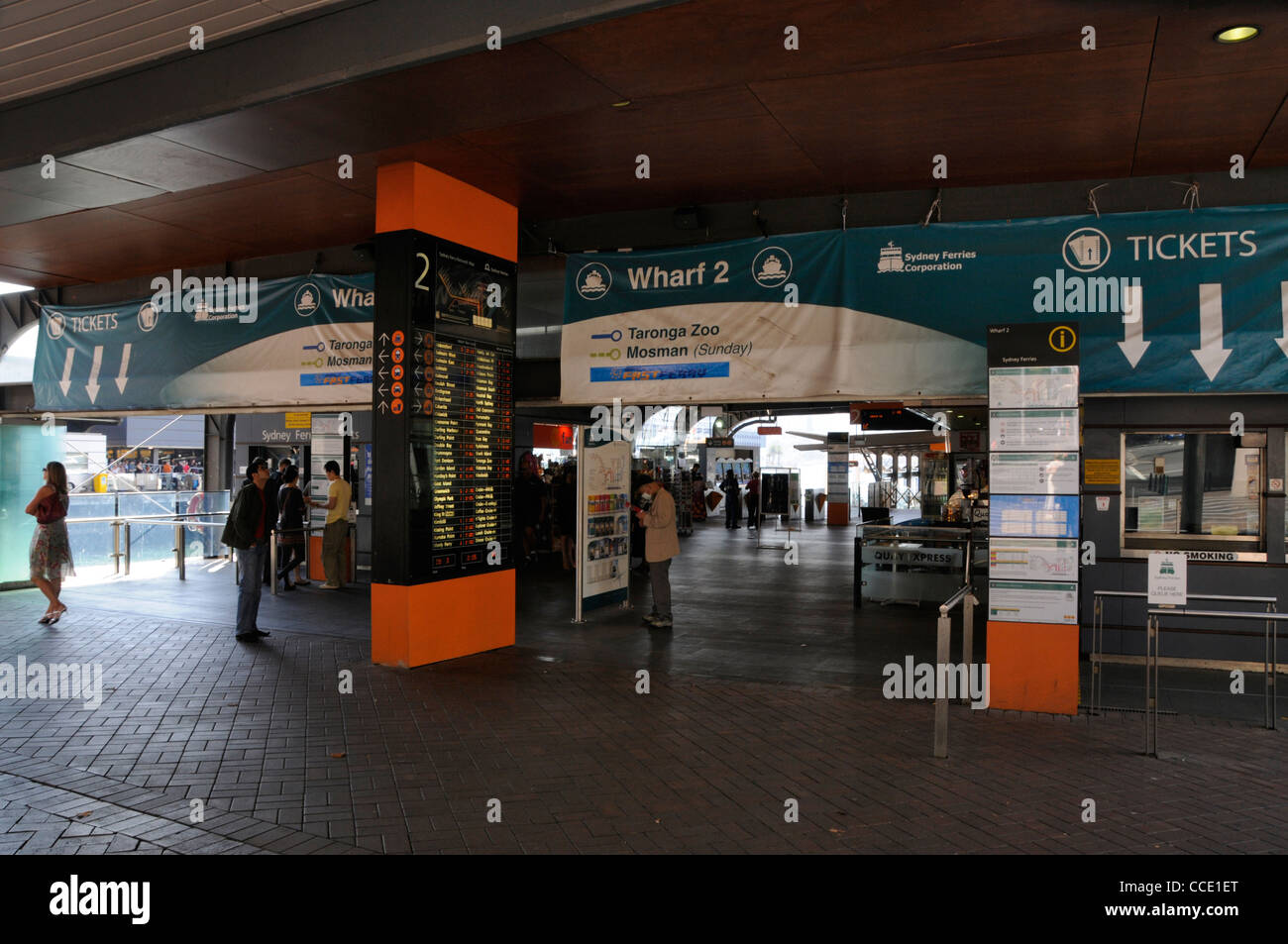 Einige der Pendlerfähren-Terminals befinden sich am Kai am Circular Quay in Sydney, New South Wales, Australien Stockfoto