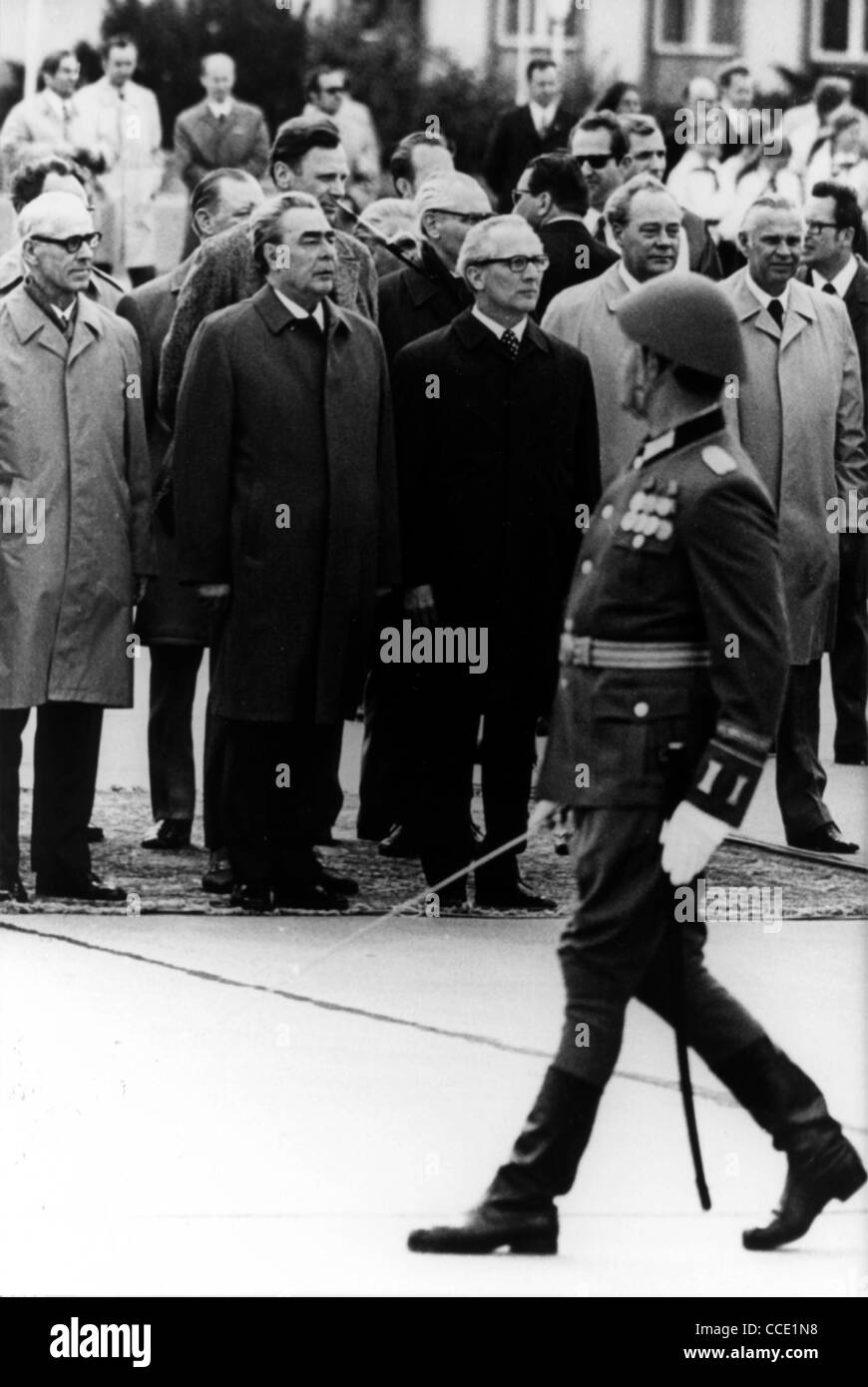 Militärisches Zeremoniell zu Beginn des Staatsbesuchs von der sowjetische Parteichef Leonid Brezhnev in Ost-Berlin 1973. Stockfoto