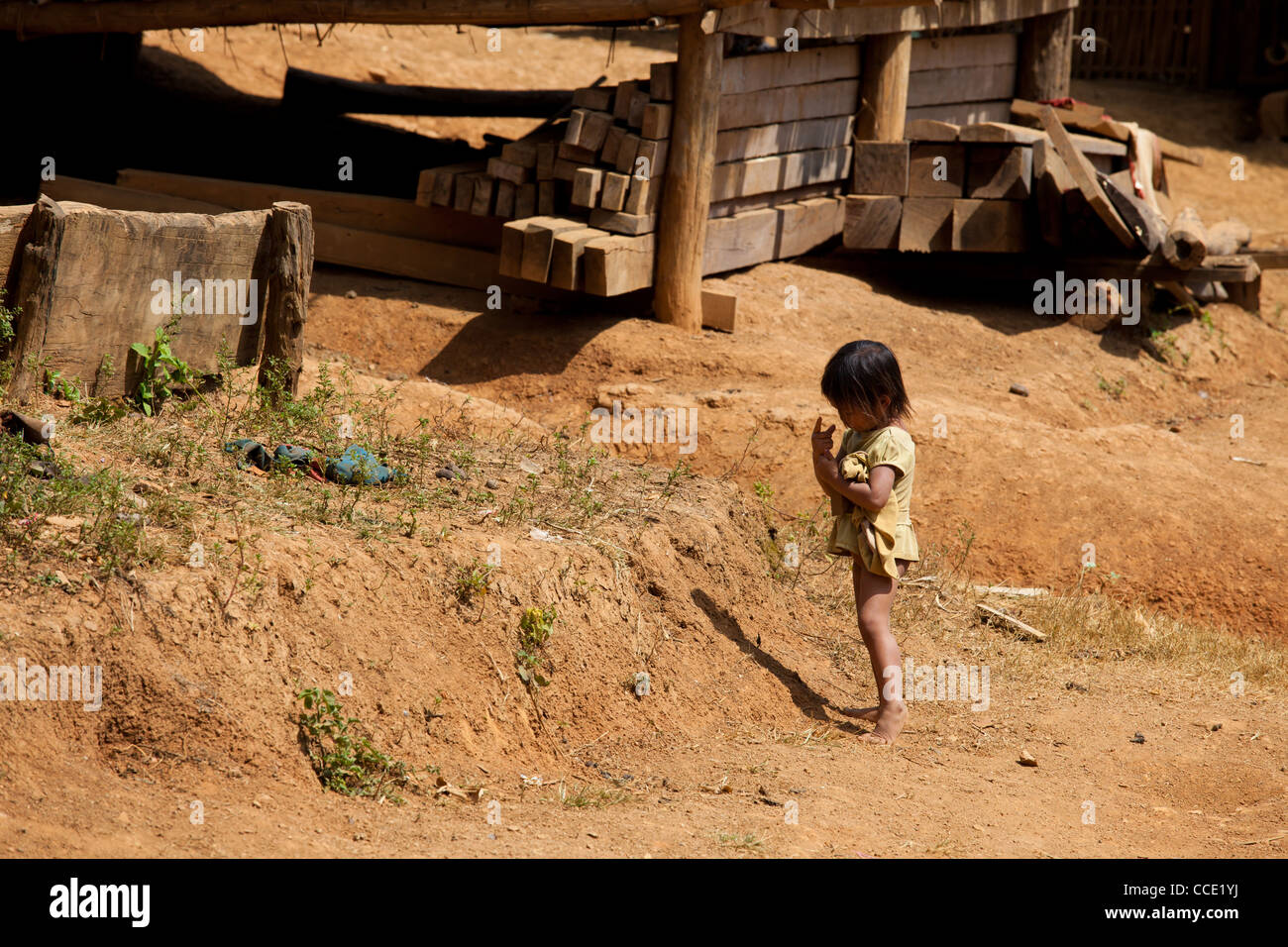 Arme Lao-Mädchen in ihrem Dorf Stockfoto