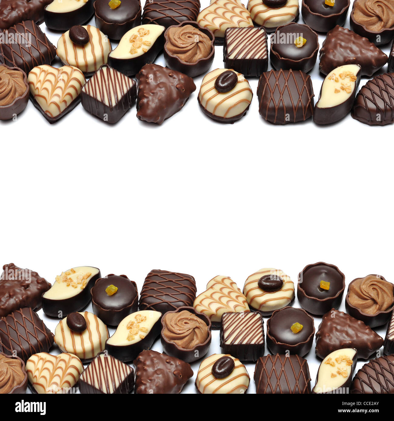 Grenze der verschiedenen Schokoladen Bonbons auf weißem Hintergrund Stockfoto