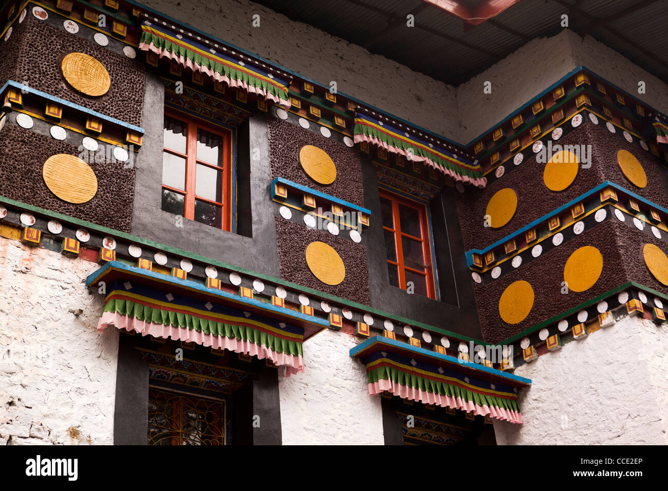 Indien, Arunachal Pradesh, Tawang Gompa, dekoriert traditionell Obergeschossen des Mönchs Unterkunft Stockfoto