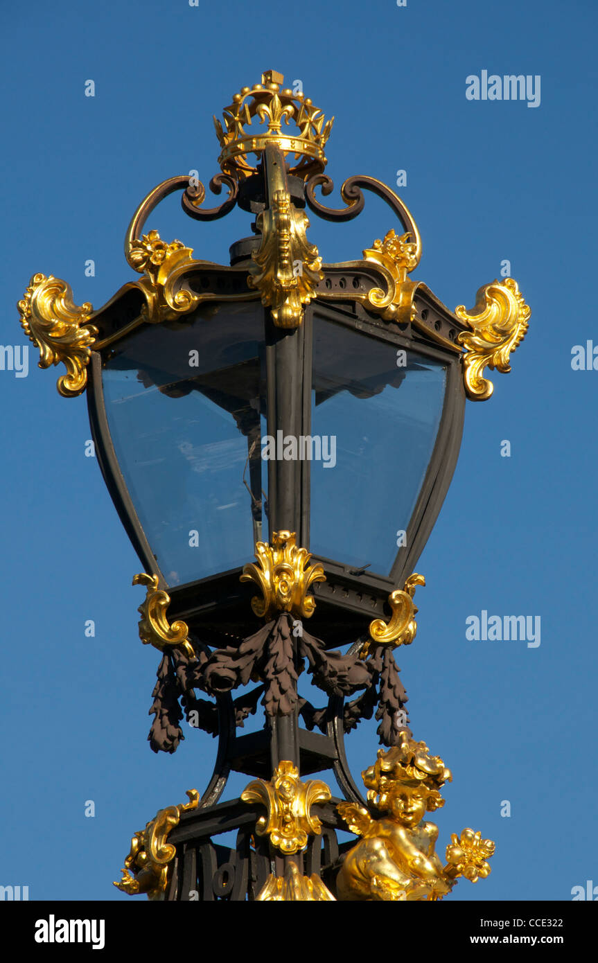 Reich verzierte Lampe außerhalb Buckingham Palace London England Stockfoto