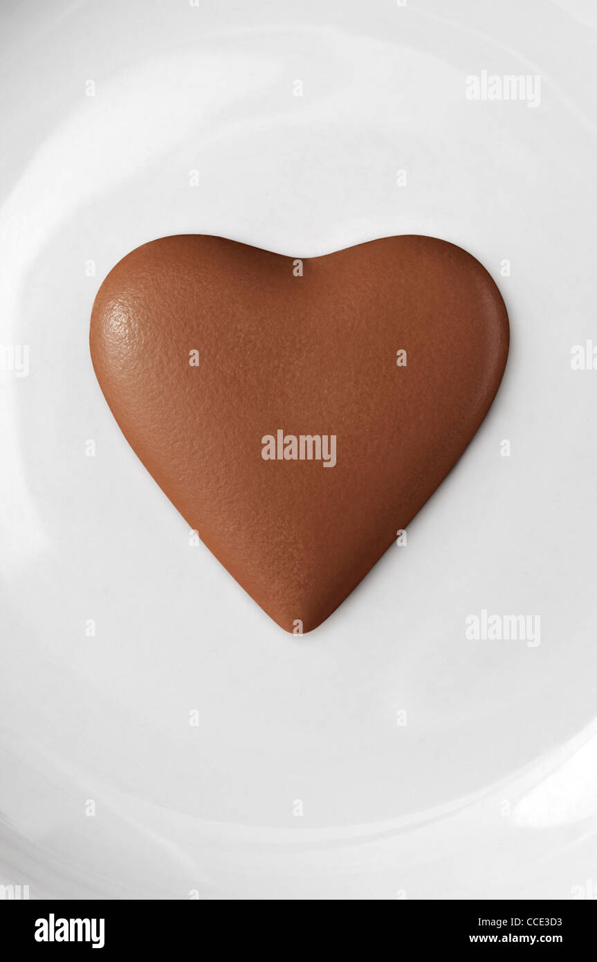 Schokolade Herzen auf einem weißen Teller Hintergrund Stockfoto