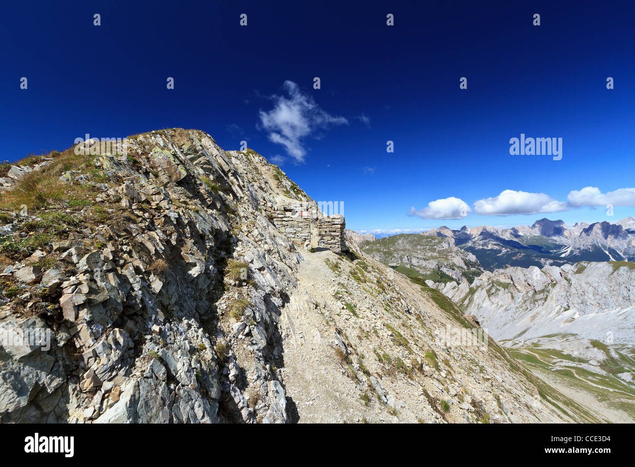 Alpiner Weg zwischen den ersten Weltkrieg Graben, San Pellegrino pass, Italien Stockfoto