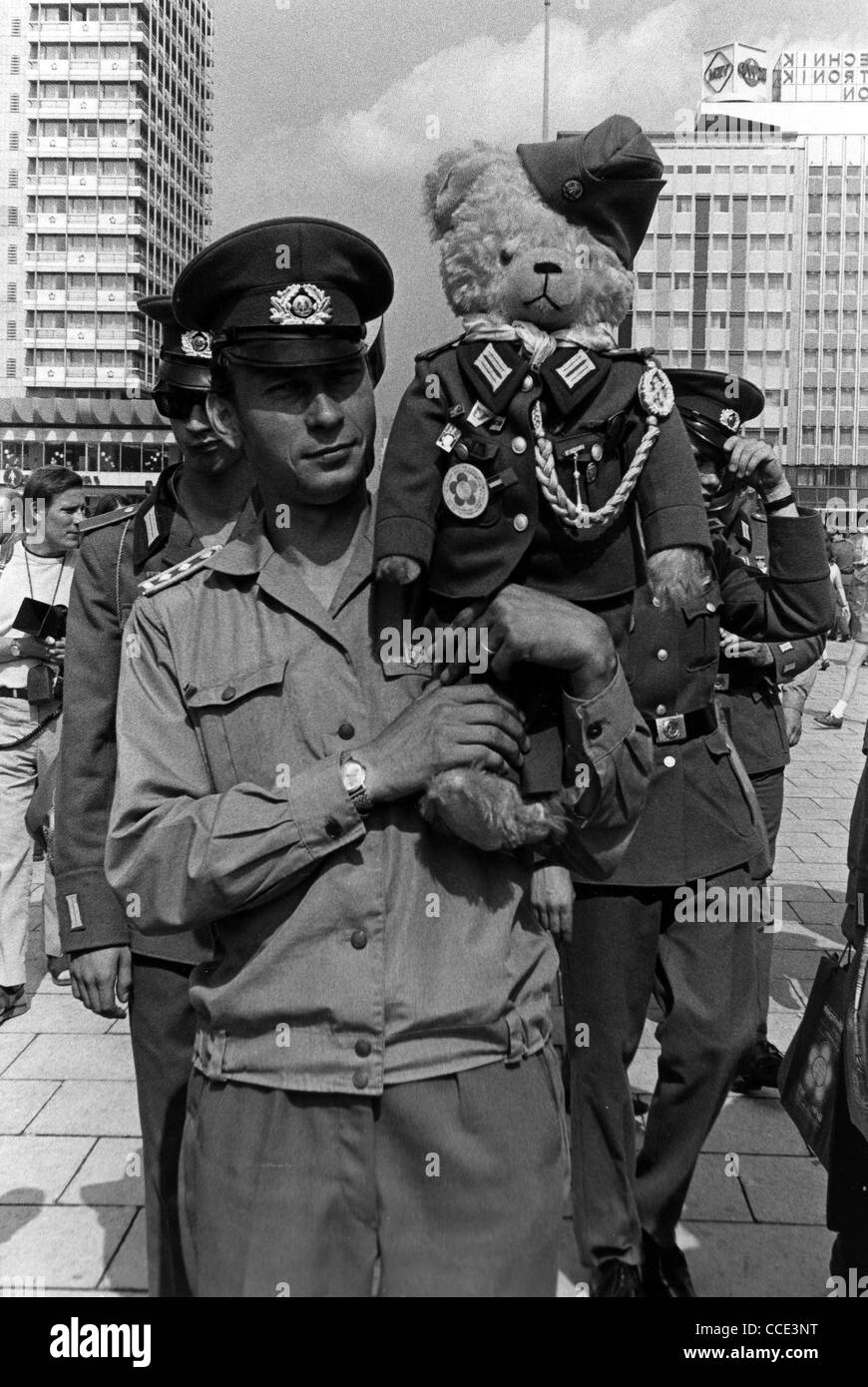 Soldaten der nationalen Volksarmee mit einem Teddy Bär in Uniform in Ost-Berlin. Stockfoto