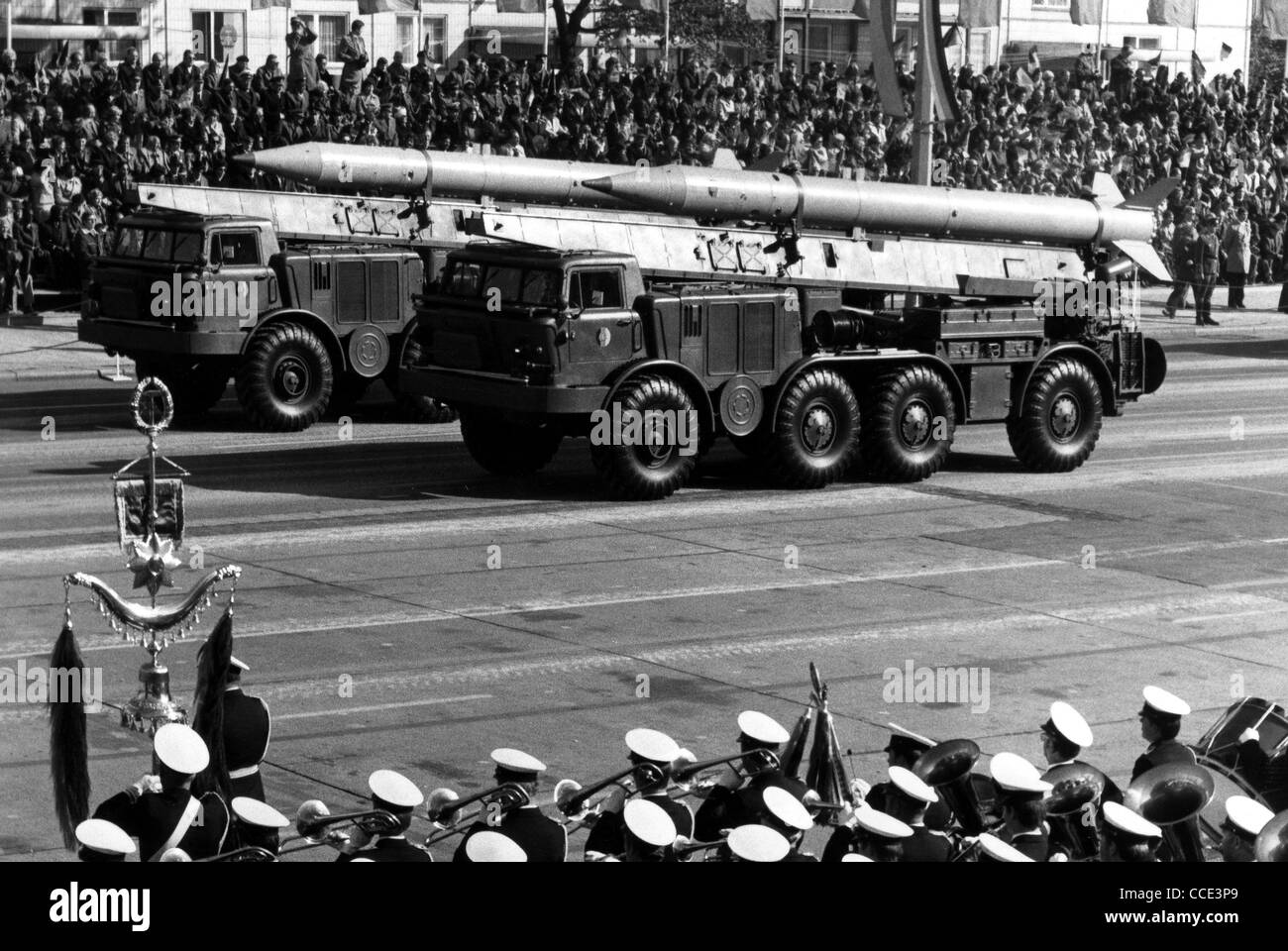 Militärparade der nationalen Volksarmee der DDR mit Rakete Fahrzeug 1979 in Ost-Berlin. Stockfoto