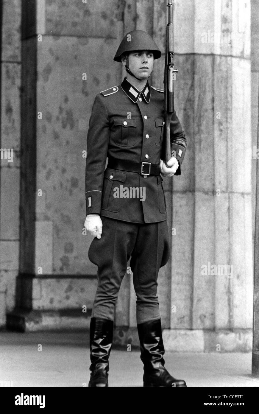 Soldat der nationalen Volksarmee der DDR in Ost-Berlin. Stockfoto