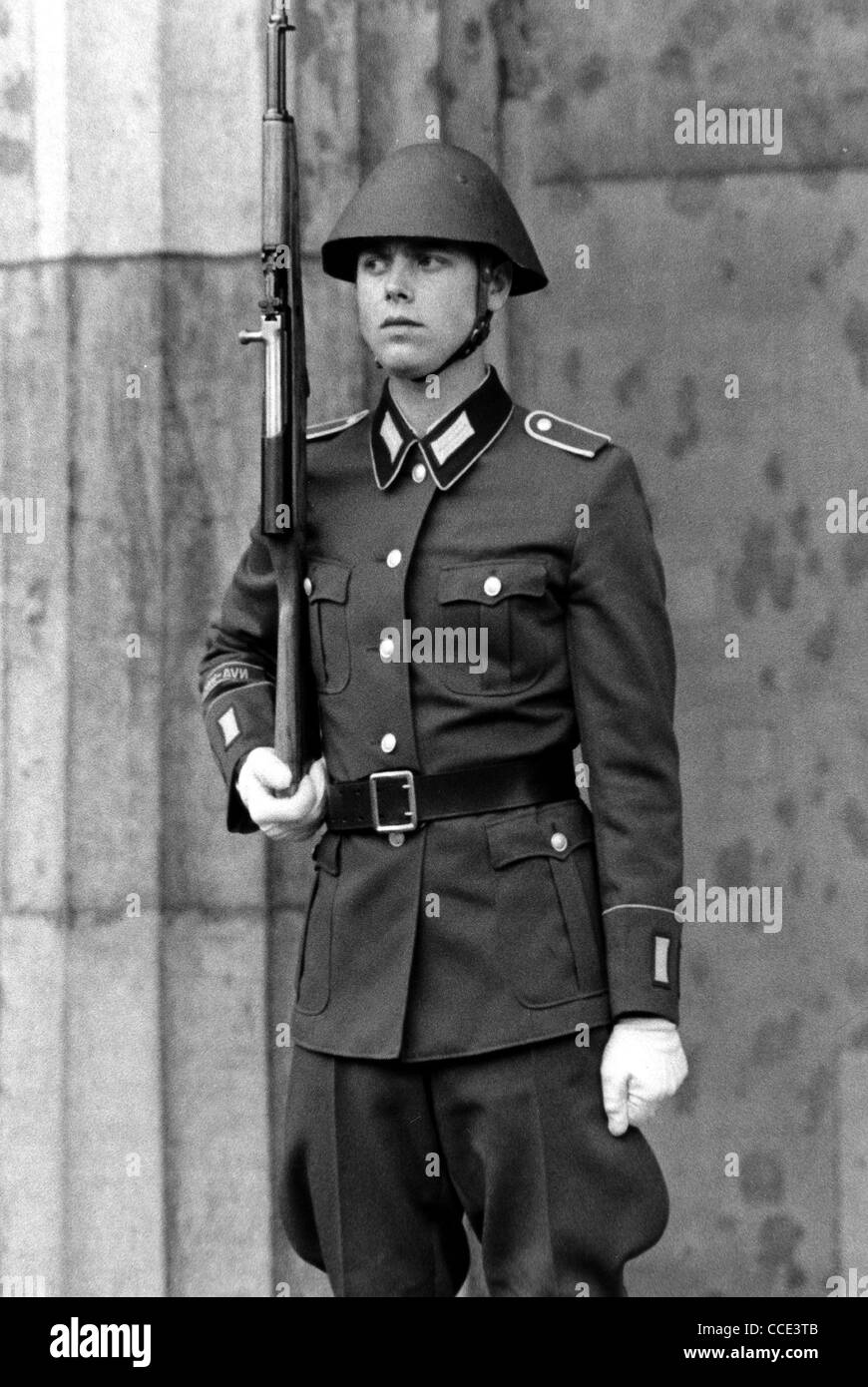 Soldat der nationalen Volksarmee der DDR in Ost-Berlin. Stockfoto