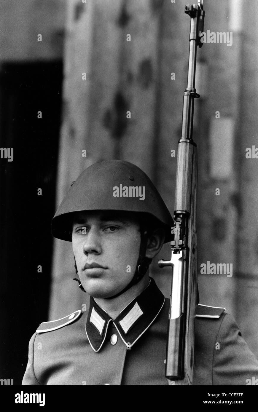 Soldat der nationalen Volksarmee der DDR in Ost-Berlin. Stockfoto