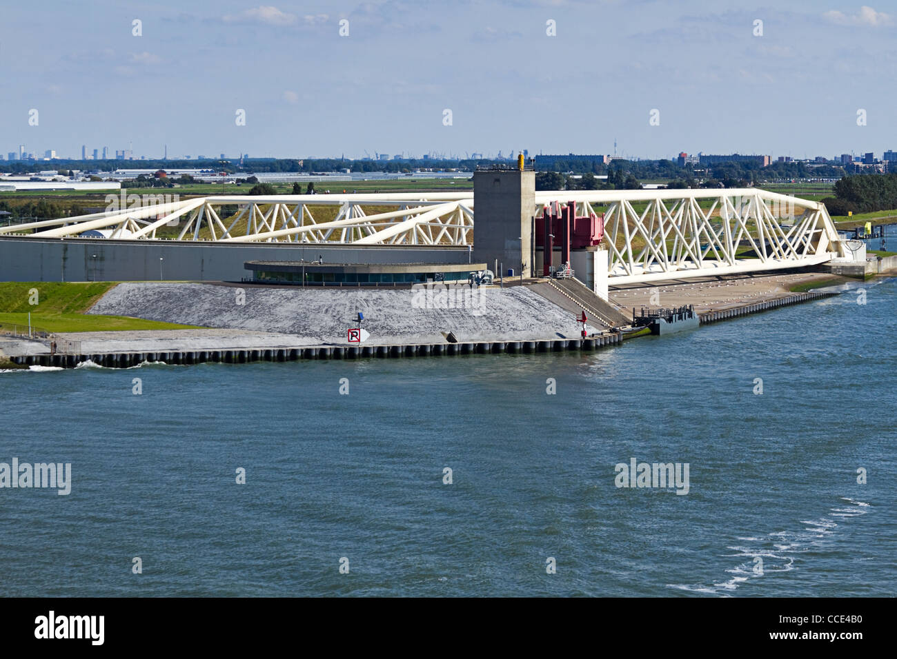 Linken Teil des Storm Surge Barriere Maaslantkering, Niederlande in Offenstellung von der Küste aus gesehen Stockfoto