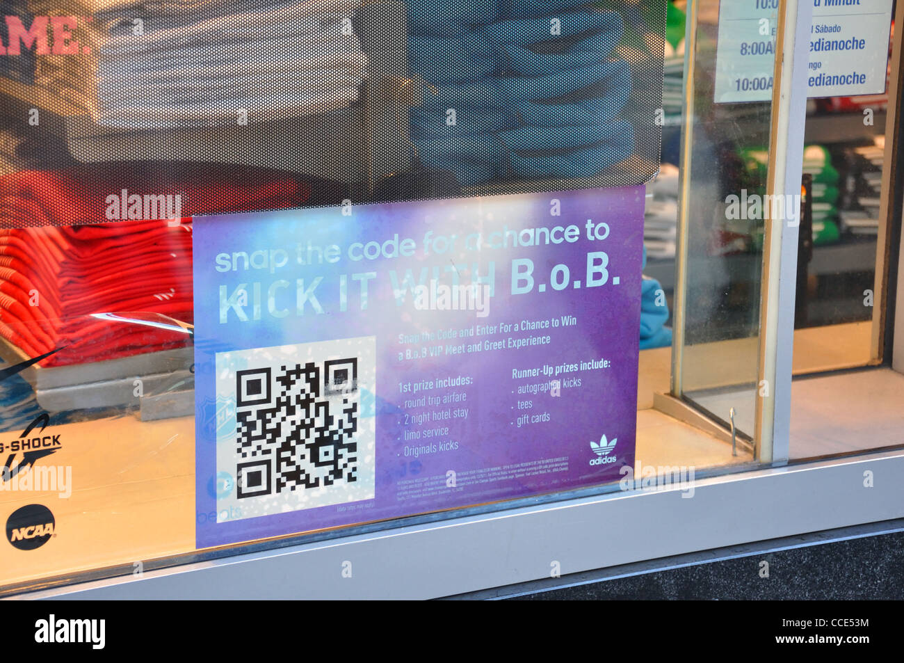 QR Quick Response Code auf Schaufenster Stockfoto