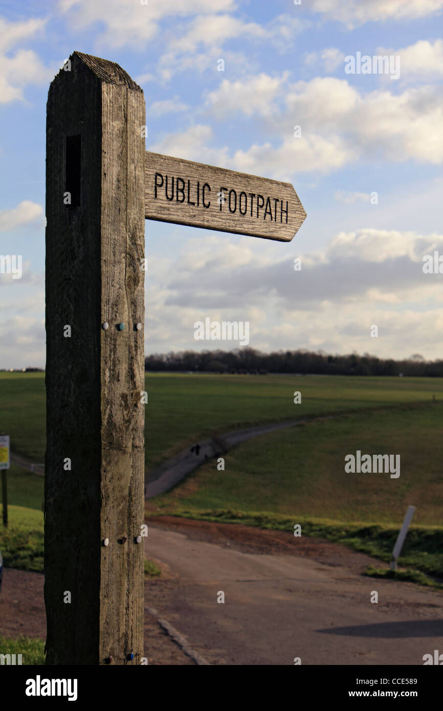 Öffentlichen Fußweg in Epsom Downs die Heimat des Derby Pferderennen. Surrey England UK Stockfoto