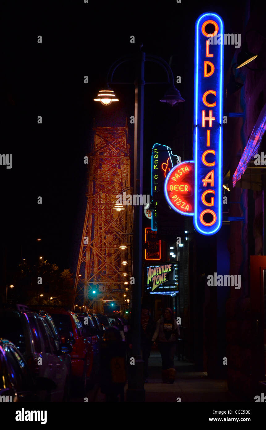 Alten Chicago Pizza und andere Nachtleben auf See-Straße in der Nähe der Antenne Hubbrücke in Duluth, Minnesota Stockfoto