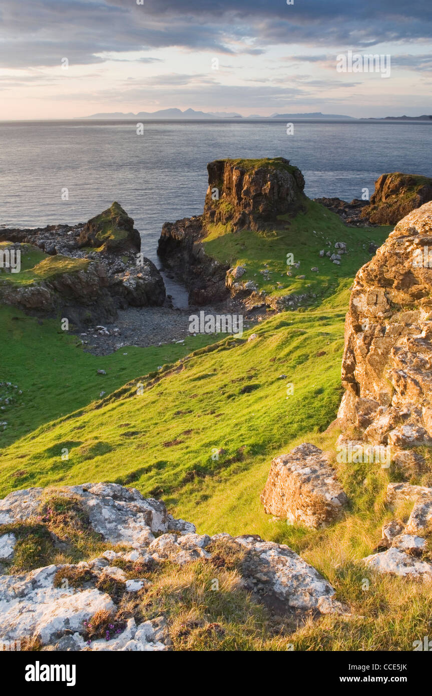 Blick Norden auf Rum aus Callach Punkt, in der Nähe von Calgary, Isle of Mull. Stockfoto