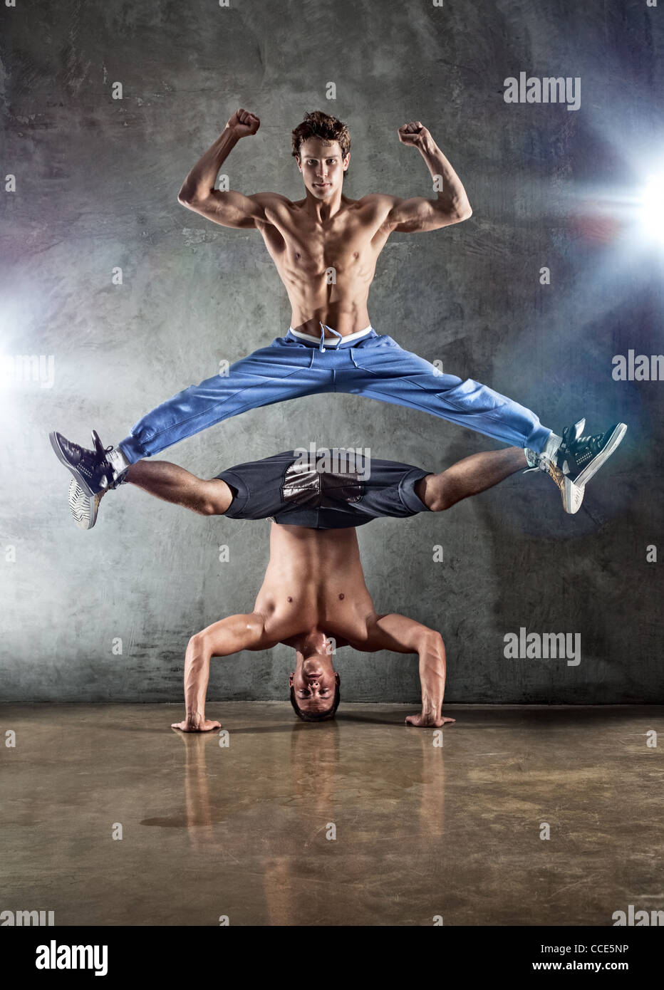 Zwei junge starke Männer tanzen. Stockfoto