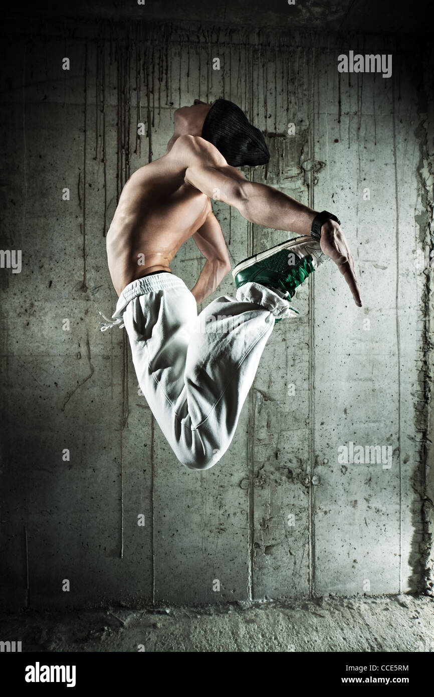 Junger Mann Tänzer springen. Auf Wand Hintergrund. Stockfoto