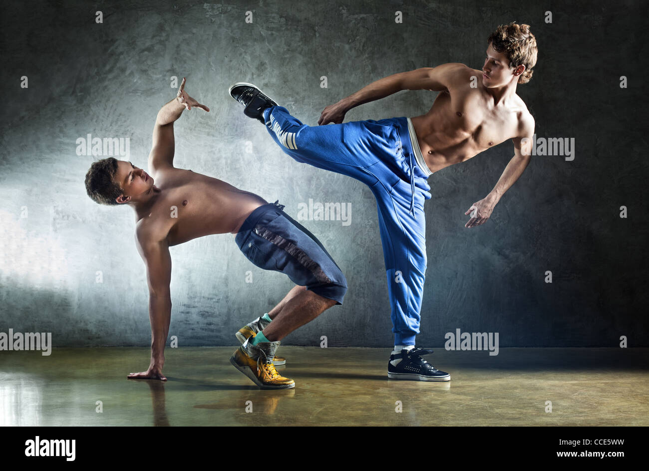 Zwei junge Männer Sport kämpfen auf Wand Hintergrund. Stockfoto