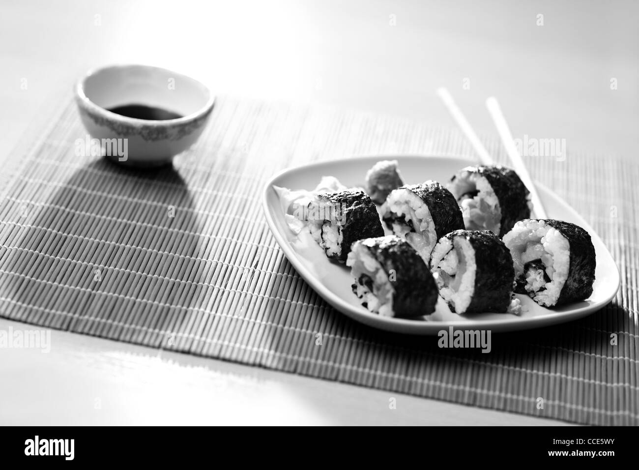 Sushi-Stillleben. Schwarz und weiß. Stockfoto