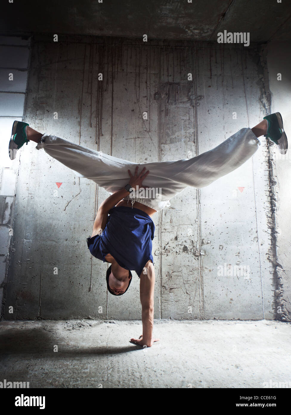Junger Mann Breakdance auf Wand Hintergrund. Stockfoto