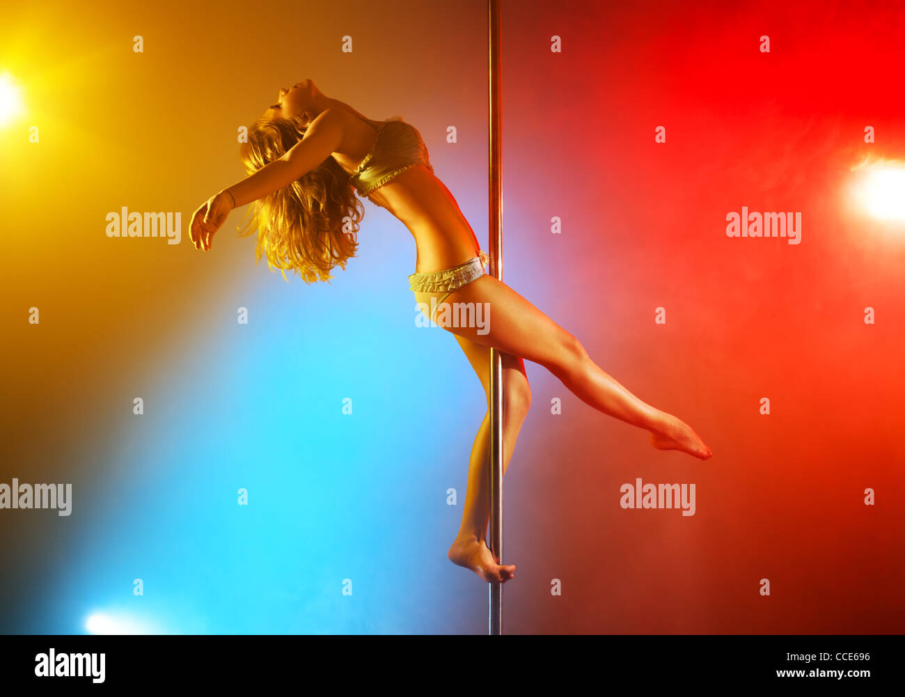 Junge pole Dance Frau mit bunten Lichtern. Stockfoto