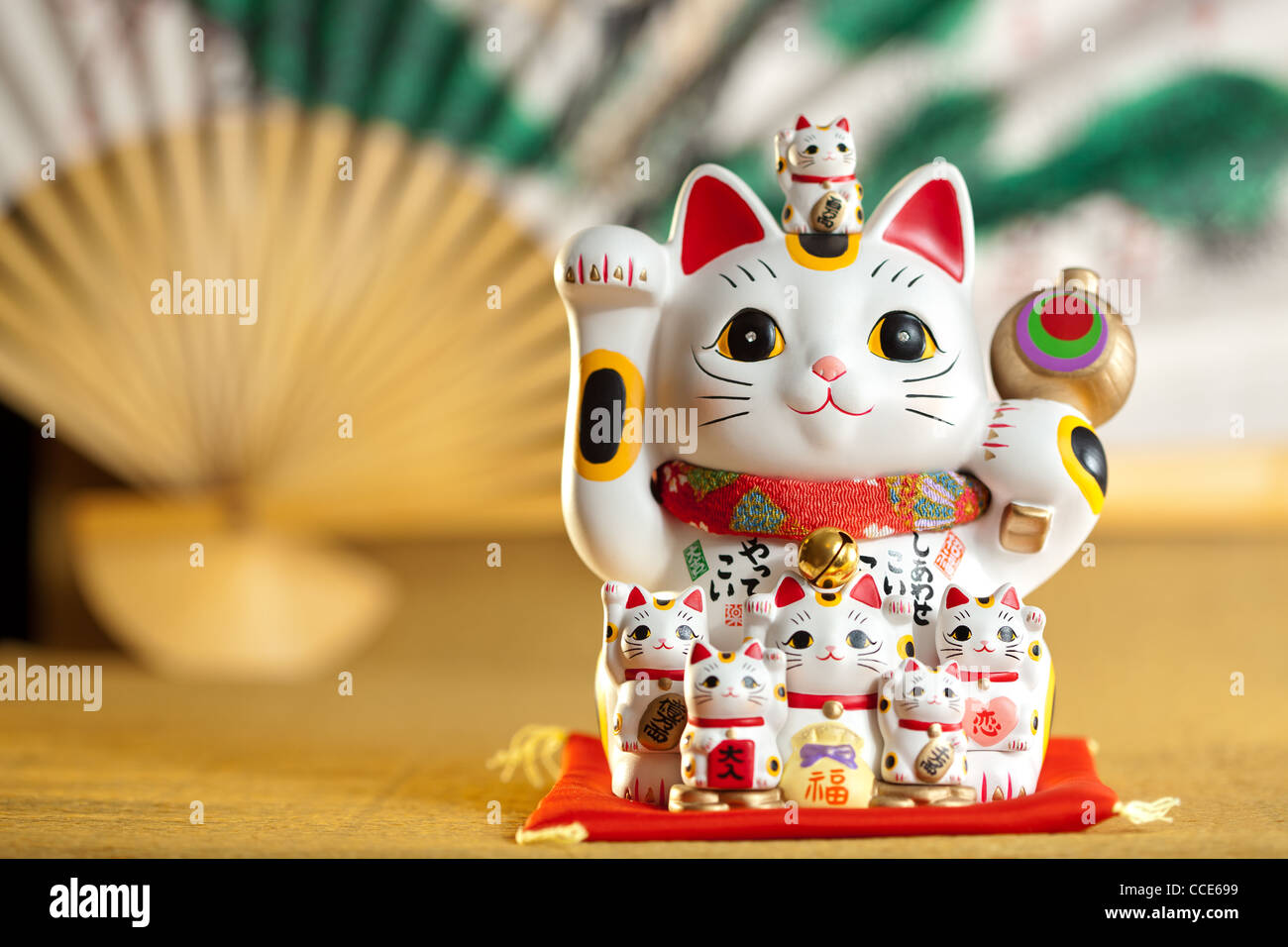 Maneki Neko Katze. Gemeinsame japanische Skulptur bringen Glück an den Eigentümer. Stockfoto