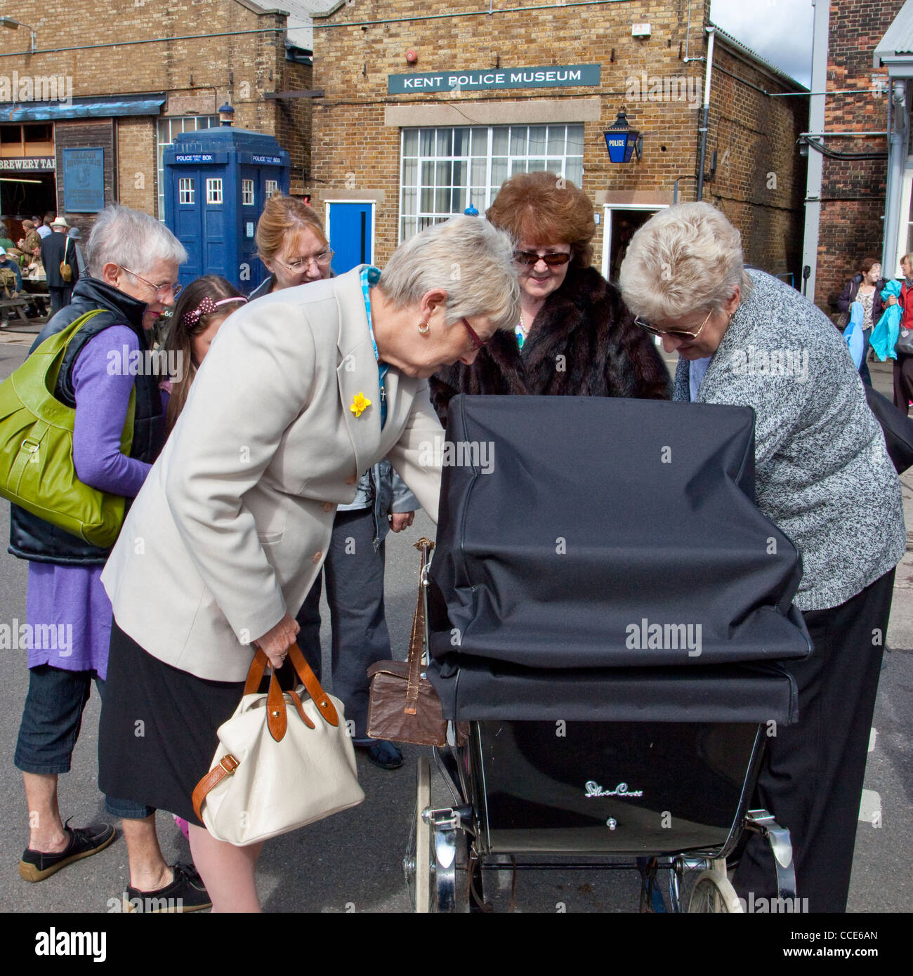 1940er Jahre Gruß an die 40er Jahre Chatham Dockyard uk. Frauen bewundern Vintage Silver Cross Kinderwagen Stockfoto