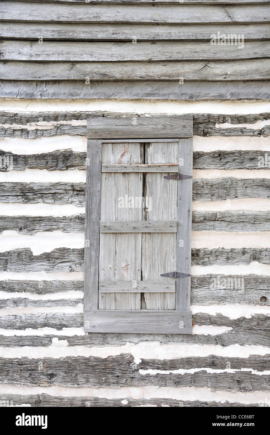 Altes Holzhaus Fenster mit Fensterläden Stockfoto